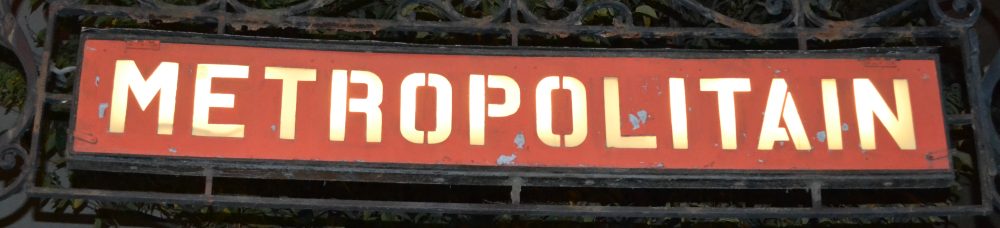 Marchant dans les quartiers de Paris